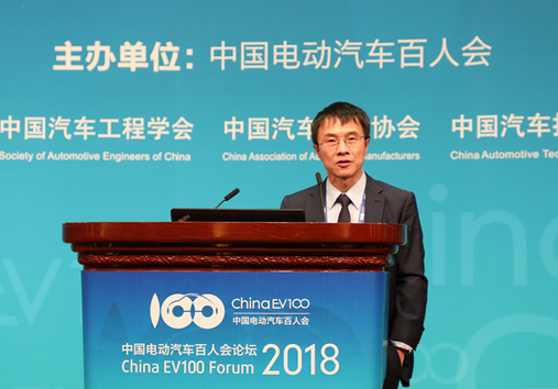 
	非常感謝各位領(lǐng)導(dǎo)、各位企業(yè)領(lǐng)軍人物、技術(shù)專家，今天我代表百度很高興有機會在百人會這樣一個論壇給大家分享一下百度是如何來用開放的平臺和生態(tài)，協(xié)助推進整個汽車工業(yè)走向智能化。


	


	百度集團總裁兼首席運營官：陸奇



	汽車工業(yè)電動化、智能化是兩大驅(qū)動的引擎，首先，我先給大家分享一下驅(qū)動的核心因素，是人工智能的技術(shù)