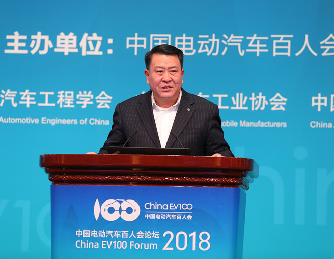 
	尊敬的各位領(lǐng)導(dǎo)，各位專家，企業(yè)界的各位同仁，大家好！非常高興在歲末年初之時和大家再度相聚中國電動汽車百人會，一同暢談汽車行業(yè)大變革的最新動態(tài)，齊心共筑中國新能源汽車產(chǎn)業(yè)發(fā)展的美好春天。


	


	北京汽車集團有限公司黨委書記、董事長：徐和誼


	2017年是值得銘記的一年，這一年是新能源汽車發(fā)展的分水嶺和新元年，在全球范圍內(nèi)新能源戰(zhàn)略層出不窮，全面新能源化已成為國際共識