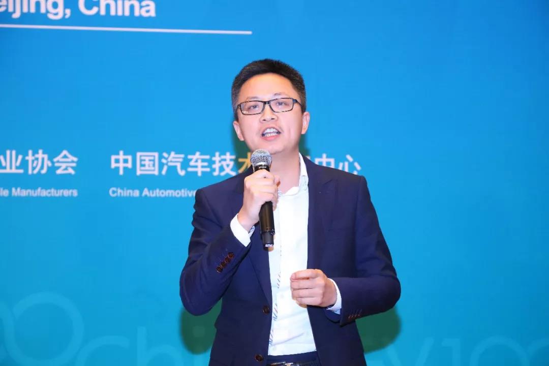 
	各位領(lǐng)導(dǎo)，各位來(lái)賓，大家上午好！非常高興有這樣好的機(jī)會(huì)跟大家分享一下小鵬互聯(lián)網(wǎng)汽車(chē)的實(shí)踐之路。剛才付理事長(zhǎng)介紹的時(shí)候介紹了又一位新造車(chē)勢(shì)力的代表，我知道這些年“新造車(chē)”這個(gè)詞非常好，新造車(chē)的團(tuán)隊(duì)也是非?；穑※i汽車(chē)是2014年中成立的，那時(shí)候據(jù)我不完全統(tǒng)計(jì)，至少有100來(lái)家的新造車(chē)團(tuán)隊(duì)