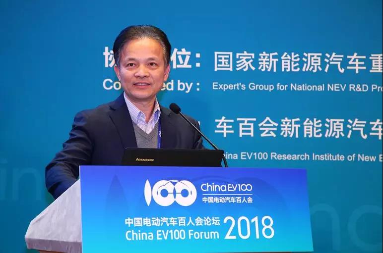 
	尊敬的各位專(zhuān)家、各位來(lái)賓，大家下午好！我的題目是“強(qiáng)身健體，全面發(fā)力”.剛才趙部長(zhǎng)講到了“硬技術(shù)”，我想我的題目應(yīng)該是很吻合的，因?yàn)楝F(xiàn)在智能化、網(wǎng)聯(lián)化講的越來(lái)越多，強(qiáng)身健體就是指原來(lái)認(rèn)為比較傳統(tǒng)的板塊和平臺(tái)，和占據(jù)中高端也是非常吻合的。


	


	中國(guó)工程院院士、同濟(jì)大學(xué)校長(zhǎng)：鐘志華



	作為同濟(jì)大學(xué)的校長(zhǎng)，我全職在同濟(jì)大學(xué)工作，但這個(gè)項(xiàng)目起源于2008年，稍后也會(huì)講到新材料應(yīng)用