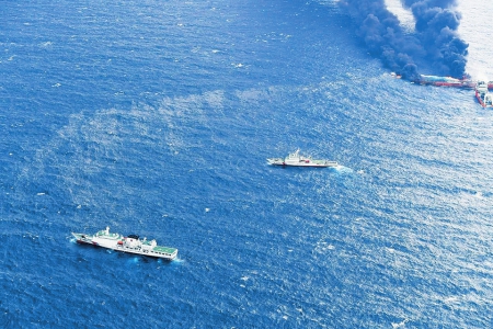 　　1月6日，“桑吉”號(hào)與“長(zhǎng)峰水晶”號(hào)不幸在長(zhǎng)江口以東約160海里處發(fā)生碰撞，導(dǎo)致“桑吉”輪全船失火，14日中午，燃燒了多天的“桑吉”輪突然發(fā)生爆燃，船上攜帶的大量凝析油形成了大片的油污帶。  　　實(shí)時(shí)監(jiān)測(cè)油污帶狀況 　　在事故發(fā)生之后，國(guó)家迅速成立海上應(yīng)急監(jiān)測(cè)領(lǐng)導(dǎo)小組，啟動(dòng)海上應(yīng)急響應(yīng)，通過(guò)船舶、飛機(jī)、衛(wèi)星等方式對(duì)東海海域形成監(jiān)測(cè)