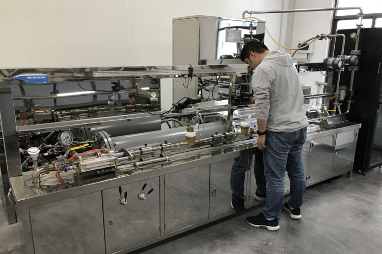 　　近日，浙江省計(jì)量院完成國(guó)內(nèi)首次容積式水表過(guò)載條件下的1000小時(shí)極限壽命試驗(yàn)，為“浙江制造”產(chǎn)品質(zhì)量提升提供技術(shù)支撐。  　　1000小時(shí)的壽命試驗(yàn)是對(duì)產(chǎn)品性能的極限挑戰(zhàn)，也對(duì)技術(shù)機(jī)構(gòu)的能力及設(shè)備可靠性提出了更高要求