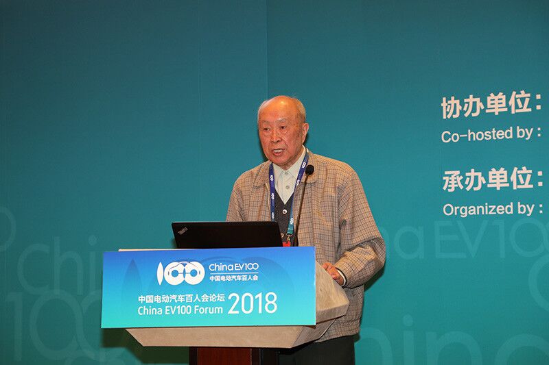 
	中國儲能網(wǎng)訊：1月21日上午，中國工程院院士在第四屆中國電動汽車百人會論壇“定義未來 引領(lǐng)變革”分論壇，發(fā)表了題為“用成熟的電池做第三代增程式電動汽車”的主題演講。


	



	演講內(nèi)容如下：


	各位同志，大家上午好！我今天想講一個題目就是“用成熟的電池做第三代增程式電動汽車”