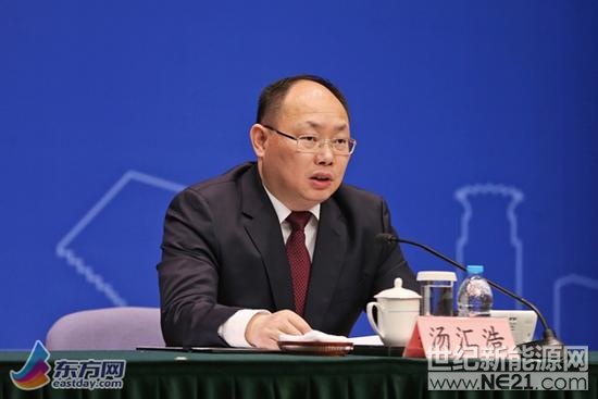 1月19日報道：今天下午，上海召開2017年上海市國民經(jīng)濟運行情況新聞發(fā)布會，記者從會上了解到，上海全年全市規(guī)模以上工業(yè)總產(chǎn)值33989.36億元，比上年增長6.8%，增速同比提高6.0個百分點。規(guī)模以上工業(yè)出口交貨值7764.59億元，增長6.6%