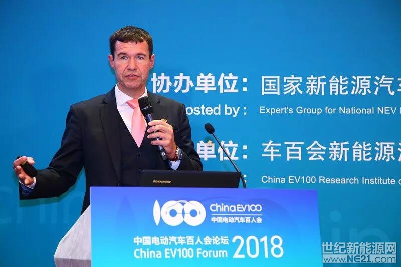 非常榮幸來到中國電動汽車百人會論壇，隨著每一屆的參加，我感到這個論壇更加盛大，很多技術(shù)和想法也是更加層出不窮。我們大陸汽車集團有五大事業(yè)部，包括底盤與安全系統(tǒng)、動力總成系統(tǒng)，我們在中國是非常關(guān)注這個方面的，其它的還有車身電子系統(tǒng)、輪胎和康迪泰克