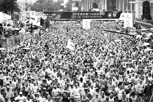 
                    
	
 


	    “中國有將近14億人口，2016年銷售3億雙運動鞋；而美國差不多3億人口，卻銷售了3億雙運動鞋，中國體育市場的潛力巨大。”1月13日，在廈門召開的全國體育產(chǎn)業(yè)大會上，安踏董事局主席丁世忠分享了這樣一組數(shù)字