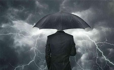 
            	儀器行業(yè)是我國(guó)高端裝備制造行業(yè)中的咽喉行業(yè)，在我國(guó)經(jīng)歷了近六十年的發(fā)展，無(wú)數(shù)的儀器儀表人前赴后繼，又有多少老一輩為此奮斗了終身，為我國(guó)的尖端行業(yè)的發(fā)展提供了有效的保障，“儀商匯”企業(yè)研究院僅從儀器儀表行業(yè)發(fā)展的幾個(gè)階段進(jìn)行分析，把握行業(yè)發(fā)展的脈絡(luò)，緊跟時(shí)代的步伐?！皟x商匯”企業(yè)研究院認(rèn)為我國(guó)儀器行業(yè)已經(jīng)經(jīng)歷了三個(gè)階段的大發(fā)展，即將進(jìn)入第四個(gè)階段，第四階段將是歷史性的、革命性的時(shí)代，無(wú)數(shù)企業(yè)將面臨降緯打擊，暴風(fēng)雪的前夕，有多少企業(yè)先覺(jué)了，又有多少企業(yè)做好了應(yīng)變的準(zhǔn)備了？下面我們就