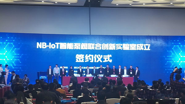 　　1月19日下午，浙江泵閥行業(yè)與互聯(lián)網(wǎng)融合創(chuàng)新大會(huì)在浙江永嘉召開(kāi)。由中國(guó)通用機(jī)械工業(yè)協(xié)會(huì)牽頭發(fā)起，浙江大學(xué)工業(yè)自動(dòng)化國(guó)家工程研究中心單位牽頭，華為技術(shù)有限公司、福州物聯(lián)網(wǎng)開(kāi)放實(shí)驗(yàn)室、溫州系統(tǒng)流程裝備科學(xué)研究院、永嘉縣經(jīng)濟(jì)商務(wù)和信息化局共建的NB-IoT智能泵閥聯(lián)合創(chuàng)新實(shí)驗(yàn)室落戶浙江永嘉