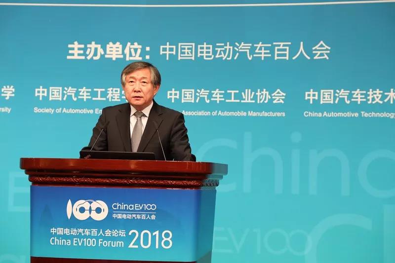 
	中國(guó)儲(chǔ)能網(wǎng)訊：


	 


	現(xiàn)代汽車(chē)集團(tuán)副會(huì)長(zhǎng)梁雄哲 


	女士們，先生們，大家下午好！我叫梁雄哲，是現(xiàn)代汽車(chē)集團(tuán)研究開(kāi)發(fā)本部副會(huì)長(zhǎng)，專(zhuān)門(mén)負(fù)責(zé)公司的研發(fā)和一些技術(shù)開(kāi)發(fā)工作。首先我非常高興受到邀請(qǐng)，能夠出席今天這么重要的也是非常高端的中國(guó)電動(dòng)汽車(chē)百人會(huì)論壇，也非常感謝有這樣的機(jī)會(huì)能夠給各位分享一下現(xiàn)代技術(shù)的愿景和最近的一些進(jìn)展