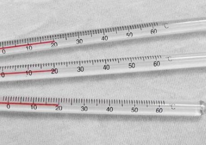 　　1月17日，江蘇省質(zhì)量技術(shù)監(jiān)督局發(fā)布了《外標(biāo)式玻璃液體溫度計(jì)》地方檢定規(guī)程征求意見(jiàn)稿，并面向社會(huì)各計(jì)量機(jī)構(gòu)、單位企業(yè)等征求意見(jiàn)。  (圖片來(lái)自網(wǎng)絡(luò)，侵刪) 　　玻璃液體溫度計(jì)是一種常用的測(cè)溫儀器，是根據(jù)物質(zhì)熱脹冷縮的原理制造的