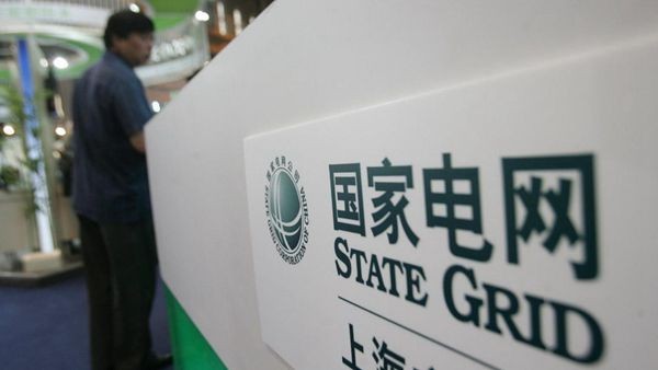 
            	全球最大的公用事業(yè)企業(yè)日前對外宣布了一個(gè)新目標(biāo)，這個(gè)目標(biāo)不僅將更好服務(wù)其超過11億人的龐大客戶群，還可能永久改變能源行業(yè)與互聯(lián)網(wǎng)行業(yè)的全球格局。正在舉行的國家電網(wǎng)公司第三屆職工代表大會第三次會議暨2018年工作會議上，國家電網(wǎng)首次提出，要開啟建設(shè)具有卓越競爭力的世界一流能源互聯(lián)網(wǎng)企業(yè)新征程