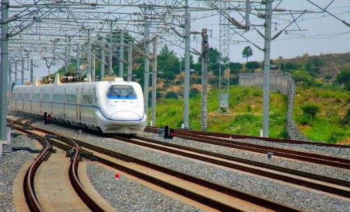 
            	為深化平安鐵路建設，提升鐵路護路聯(lián)防工作科技水平，近日，石家莊市政府決定開展鐵路沿線視頻監(jiān)控系統(tǒng)建設，擬投入1．49億元在鐵路沿線安裝視頻監(jiān)控系統(tǒng)。此次鐵路沿線視頻監(jiān)控系統(tǒng)建設范圍為：該市境內的京廣高鐵、石太客專、石濟客專3條高鐵線路和京廣、石德、石太、西環(huán)四條普速線路兩側30米范圍內的重點區(qū)域、部位，以及根據(jù)鐵路周邊實際情況需要監(jiān)控的部位