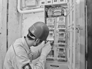 
　　國網(wǎng)上海電力智能電表輪換作業(yè)現(xiàn)場。肖爽 攝

　　夜晚的上海燈火通明