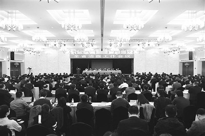 
            	圖為全省治霾工作會(huì)議現(xiàn)場(chǎng)。圖為工作人員調(diào)試監(jiān)測(cè)設(shè)備