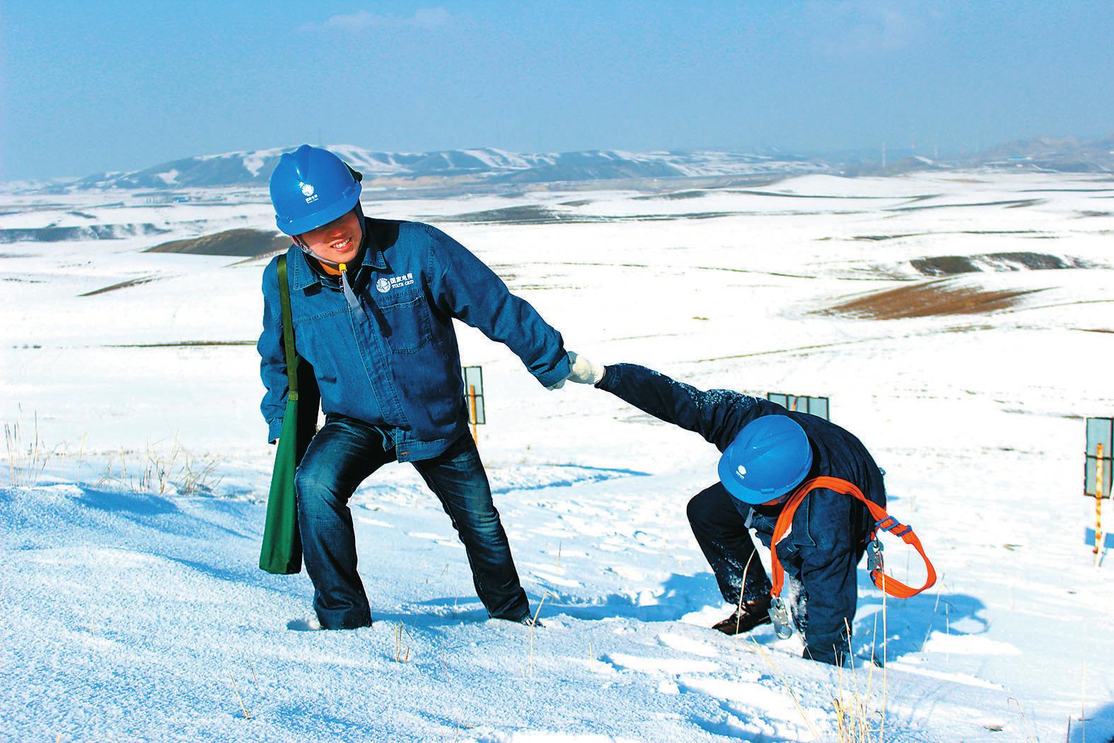 
　　圖為 烏魯木齊供電公司工作人員對10千伏羊雷線開展震后特巡。劉葉 攝

　　1月20日21時50分，在新疆烏魯木齊市沙依巴克區(qū)發(fā)生4.8級地震，震源深度5千米