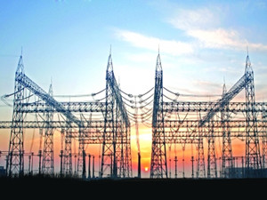 
            	目前，特高壓正步入加速發(fā)展的快車道，這是民心所向、大勢所趨。昌吉－古泉±1100千伏特高壓直流輸電工程是國家電網(wǎng)公司貫徹落實(shí)國家西電東送戰(zhàn)略的重點(diǎn)工程，是國家電網(wǎng)公司在特高壓輸電領(lǐng)域持續(xù)創(chuàng)新的重要里程碑，刷新了世界電網(wǎng)技術(shù)的新高度，必將開啟特高壓輸電技術(shù)發(fā)展的新紀(jì)元