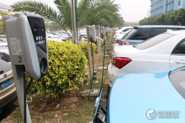 導(dǎo)讀：如果說傳統(tǒng)汽車的心臟是發(fā)動(dòng)機(jī)，那么新能源汽車的心臟則是電池。相比燃油車，純電動(dòng)車的續(xù)航里程短，充電時(shí)間長(zhǎng)等問題都是制約其迅速發(fā)展的因素