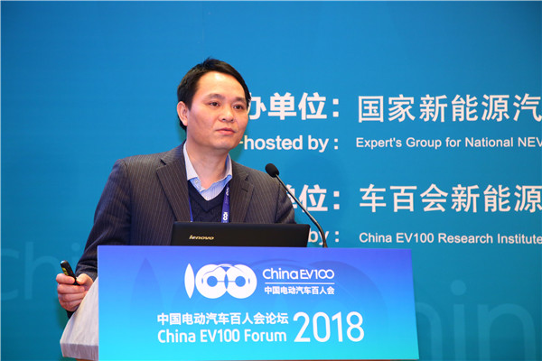 
	尊敬的徐冠華部長、干勇院士、吳志新主任，各位專家，上午好！很高興有這個(gè)機(jī)會(huì)向大家匯報(bào)行業(yè)發(fā)展趨勢和建議。


	


	目前各整車企業(yè)在燃料電池發(fā)動(dòng)機(jī)和燃料電池轎車的開發(fā)方面都已經(jīng)形成了相關(guān)的體系，我們認(rèn)為目前國際上前四位的豐田、本田、奔馳和現(xiàn)代都已經(jīng)在這里了，商用車方面稍微有點(diǎn)不一樣，我們對比了轎車的發(fā)動(dòng)機(jī)和商用車的發(fā)動(dòng)機(jī)，可以看到轎車強(qiáng)調(diào)的是功率密度，耐久性做到5000小時(shí)可以滿足整車的壽命，但商用車方面的耐久性將會(huì)達(dá)到20000小時(shí)，功率密度是比較低的