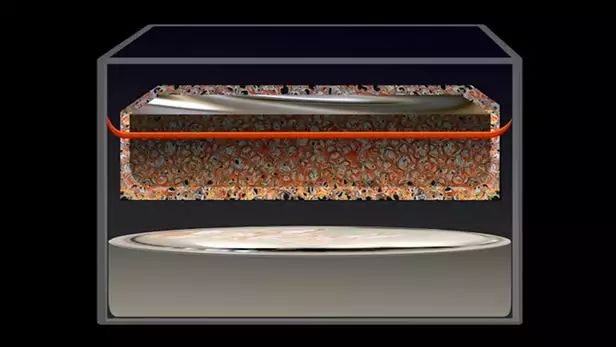 
	中國儲(chǔ)能網(wǎng)訊：美國麻省理工學(xué)院MIT一組研究團(tuán)隊(duì)開發(fā)了一種新式熔鹽電池的設(shè)計(jì)方案，可實(shí)現(xiàn)大規(guī)模、廉價(jià)和可持續(xù)的電池設(shè)計(jì)，有望實(shí)現(xiàn)電網(wǎng)級儲(chǔ)能。新式熔鹽電池基于擁有50年歷史的硫化鈉/硫化鎳電池設(shè)計(jì)方案改進(jìn)，能夠讓電極保持在熱熔態(tài)所需溫度，并且實(shí)現(xiàn)充放電