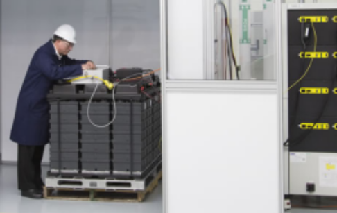 
	中國儲(chǔ)能網(wǎng)訊：DNV GL集團(tuán)日前表示，它已經(jīng)創(chuàng)造了第一個(gè)基于測試的鋰離子電池的電池壽命驗(yàn)證平臺(tái)。


	


	該公司表示，獨(dú)立驗(yàn)證工具可以編譯電池壽命周期數(shù)據(jù)，并預(yù)測不同條件和工作周期下的電池劣化情況，以比較不同類型和品牌的電能儲(chǔ)能技術(shù)