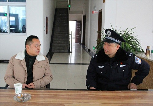 
            	在“百日平安會戰(zhàn)”中廣安市公安局經(jīng)開區(qū)分局政治處主任錢廣銀走進(jìn)經(jīng)開區(qū)護(hù)安汽車城，與一企業(yè)負(fù)責(zé)人交談企業(yè)如何加強安保措施。年末歲首，1月23日下午，廣安市公安局經(jīng)開區(qū)分局在“百日平安會戰(zhàn)”中，民警對轄區(qū)企業(yè)、社區(qū)、農(nóng)村等地逐一進(jìn)行“一對一”宣傳講解治安防范措施，與轄區(qū)企業(yè)和群眾共同構(gòu)建“治安防范”大網(wǎng)絡(luò)，為企業(yè)發(fā)展?fàn)I造良好的社會環(huán)境，為轄區(qū)建設(shè)“平安社區(qū)”打下堅實的基礎(chǔ)，助推經(jīng)濟(jì)社會發(fā)展和諧穩(wěn)定的發(fā)展