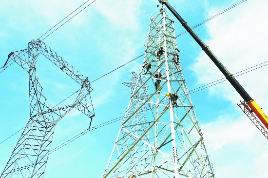 
            	工作人員在塔上作業(yè)。王晉魁 攝“創(chuàng)新發(fā)展，是貫徹落實(shí)黨的十九大精神的重要舉措；工作出成績(jī)，更是貫徹黨的十九大精神交出的一份答卷