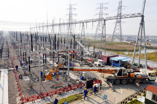 
            	1月24日上午10時(shí)13分，寧波電網(wǎng)最高統(tǒng)調(diào)負(fù)荷達(dá)到1125．96萬(wàn)千瓦，同比增長(zhǎng)13．87％，這是寧波電網(wǎng)今年冬季負(fù)荷第九次突破歷史新高。冬季負(fù)荷突破千萬(wàn)已成為常態(tài)，截止目前已有24日次超過(guò)1000萬(wàn)千瓦，9日次超過(guò)1050萬(wàn)千瓦，2日次超過(guò)1100萬(wàn)千瓦