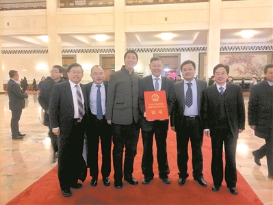 
	中國儲(chǔ)能網(wǎng)訊：上周末，在釣魚臺(tái)國賓館召開的中國電動(dòng)汽車百人會(huì)論壇上，國家科技部部長萬鋼在總結(jié)新能源汽車發(fā)展成就時(shí)，提到如今“動(dòng)力電池系統(tǒng)價(jià)格已經(jīng)下降到2元/瓦時(shí)以下，而產(chǎn)能達(dá)到200G瓦時(shí)，基本上滿足產(chǎn)業(yè)化和市場的需求?！?

	


	康飛宇教授及科研團(tuán)隊(duì)部分成員領(lǐng)取國家技術(shù)發(fā)明獎(jiǎng)二等獎(jiǎng)