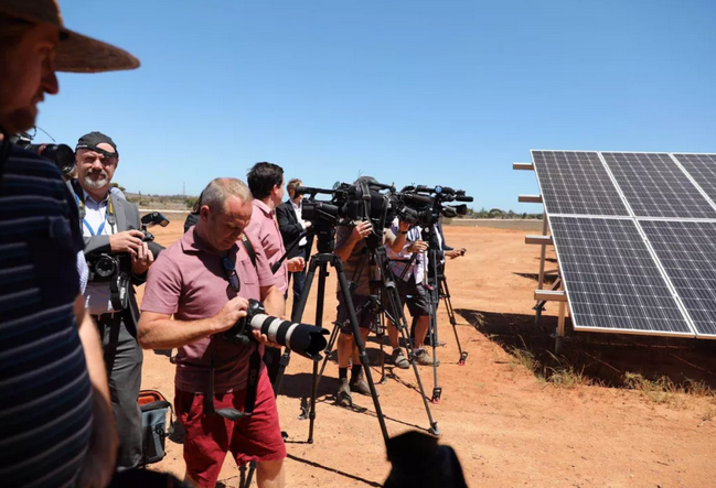 
	中國儲(chǔ)能網(wǎng)訊：2018年1月23日當(dāng)?shù)貢r(shí)間下午3點(diǎn)，由追日澳大利亞公司（SSEAustralia）開發(fā)建設(shè)、中國北控清潔能源集團(tuán)投資的南澳大型地面光伏電站一期工程正式竣工，這是南澳的第一個(gè)大型地面光伏電站項(xiàng)目，同時(shí)也是南澳首個(gè)華人新能源公司開發(fā)建設(shè)的大型地面光伏電站項(xiàng)目。當(dāng)天，南澳州長杰伊·韋瑟里爾（Jay Weatherill）、吉爾（Giles）選區(qū)議員埃迪·休斯（Eddie Hughes）、投資方中國北控清潔能源集團(tuán)執(zhí)行總裁王野，以及SSE Australia總經(jīng)理王棟、項(xiàng)目總監(jiān)科林·吉勒姆（C