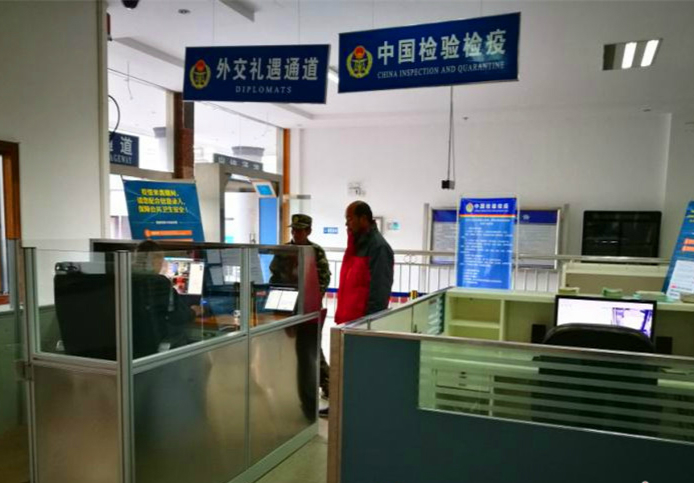 　　1月20日，云南怒江出入境檢驗檢疫局一臺“熱成像式紅外測溫儀”在片馬口岸安裝調(diào)試并投入使用。  圖片來自怒江大峽谷網(wǎng) 　　該設(shè)備集成了體溫監(jiān)測預(yù)警、人員信息自動錄入等功能，當(dāng)入境人員進入入境通道，該測溫儀便能通過紅外測溫自動監(jiān)測入境人員體溫
