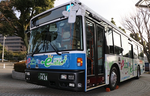 據(jù)外媒報道，日本熊本大學(xué)正在開展一個電動巴士研發(fā)項目，目的是推廣零排放汽車的普及并降低其成本。該項目計劃采用日產(chǎn)LEAF所使用的純電動技術(shù)，并計劃于今年2月在熊本市開展實地測試