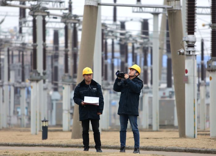 
　　1月24日，安徽迎來新一輪大范圍雨雪冰凍天氣。當日，國網(wǎng)安徽省電力有限公司啟動雨雪冰凍預(yù)案三級應(yīng)急響應(yīng)，全面做好應(yīng)對準備，不間斷開展災(zāi)情監(jiān)測和應(yīng)急搶修