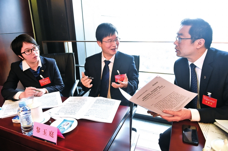 
　　會議期間，與會代表在熱烈討論董事長講話和總經(jīng)理工作報告?！∧暇W(wǎng)報記者 李志杰 攝

　　“政治站位高，戰(zhàn)略目光遠，具體工作實