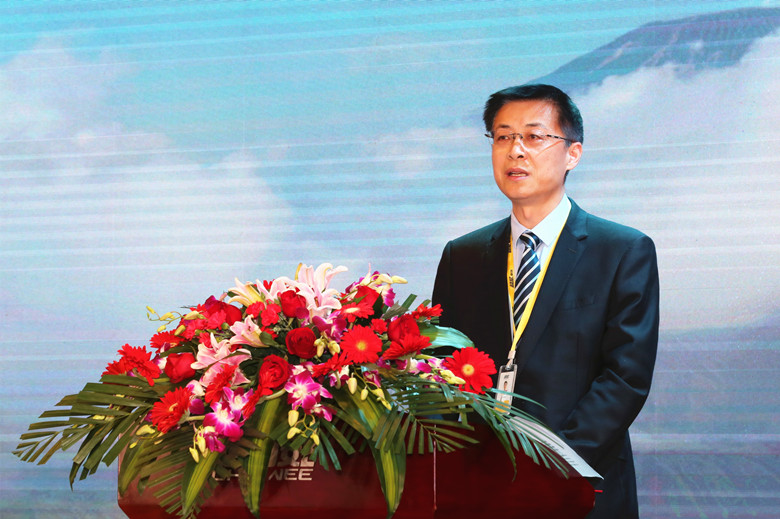 團(tuán)結(jié)一致 砥礪前行 建設(shè)以人為本總成本領(lǐng)先的新超威
超威集團(tuán)2017年度工作總結(jié)表彰大會(huì)隆重召開
1月23日，超威集團(tuán)2017年度總結(jié)表彰大會(huì)在總部大禮堂隆重召開，會(huì)議全面總結(jié)了2017年工作，表彰了2017年度先進(jìn)集體和個(gè)人，部署了2018年工作?？偛脳钚滦?，副董事長周龍瑞、楊云飛等集團(tuán)領(lǐng)導(dǎo)和高管為榮獲年度“優(yōu)秀員工”、“科技標(biāo)兵”、“質(zhì)量標(biāo)兵”、“優(yōu)秀班組獎(jiǎng)”、“先進(jìn)黨組織”等先進(jìn)集