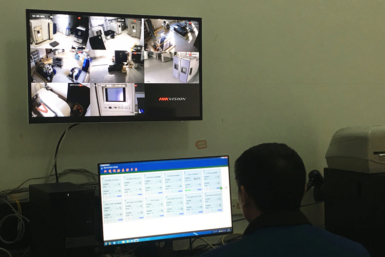 　　近日，浙江省計(jì)量院通過自行開發(fā)設(shè)計(jì)監(jiān)控平臺(tái)，對環(huán)境試驗(yàn)室在用的多臺(tái)套設(shè)備實(shí)現(xiàn)集中監(jiān)控，打造“智慧+”實(shí)驗(yàn)室，實(shí)現(xiàn)管理智能化、高效化。  　　當(dāng)今環(huán)境試驗(yàn)的應(yīng)用相當(dāng)廣泛，從電子電工、儀器儀表、機(jī)械制造到鐵路、交通、船舶、水利、化工等部門都離不開環(huán)境試驗(yàn)