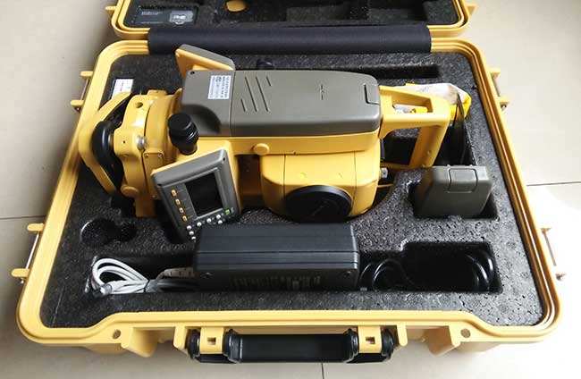 　　近日，江蘇南京市計(jì)量院自主研制的“一種全站型電子速測儀自動(dòng)無線遙控校準(zhǔn)裝置及方法”被中華人民共和國國家知識(shí)產(chǎn)權(quán)局授予了發(fā)明專利證書。  (圖片來自網(wǎng)絡(luò)，侵刪) 　　全站型電子速測儀是一種可以同時(shí)進(jìn)行角度(水平角、豎直角)測量、距離(斜距、平距、高差)測量和數(shù)據(jù)處理，由機(jī)械、光學(xué)、電子元件組合而成的測量儀器