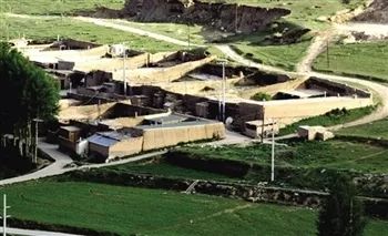 
	在海拔3000多米的青海省湟源縣西南部日月山下，有一個美麗、古老的村莊名叫兔爾干村。這里居住著漢、藏、蒙、回等多個民族，是漢文化與藏文化的交界處，唐蕃古道的必經(jīng)之地