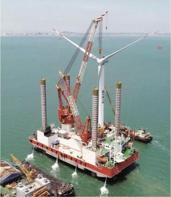 　　根據(jù)福建省海上風(fēng)電規(guī)劃，長(zhǎng)樂遠(yuǎn)海、莆田平海灣、漳浦六鰲等場(chǎng)址規(guī)劃裝機(jī)為145萬(wàn)～350萬(wàn)千瓦，符合國(guó)家能源局“鼓勵(lì)實(shí)力較強(qiáng)的企業(yè)連片規(guī)模開發(fā)、發(fā)揮規(guī)模效益、帶動(dòng)產(chǎn)業(yè)發(fā)展、降低發(fā)電成本”的政策。三峽集團(tuán)正在上述4個(gè)場(chǎng)址開展前期工作，探索百萬(wàn)千瓦級(jí)海上風(fēng)電場(chǎng)項(xiàng)目建設(shè)之路