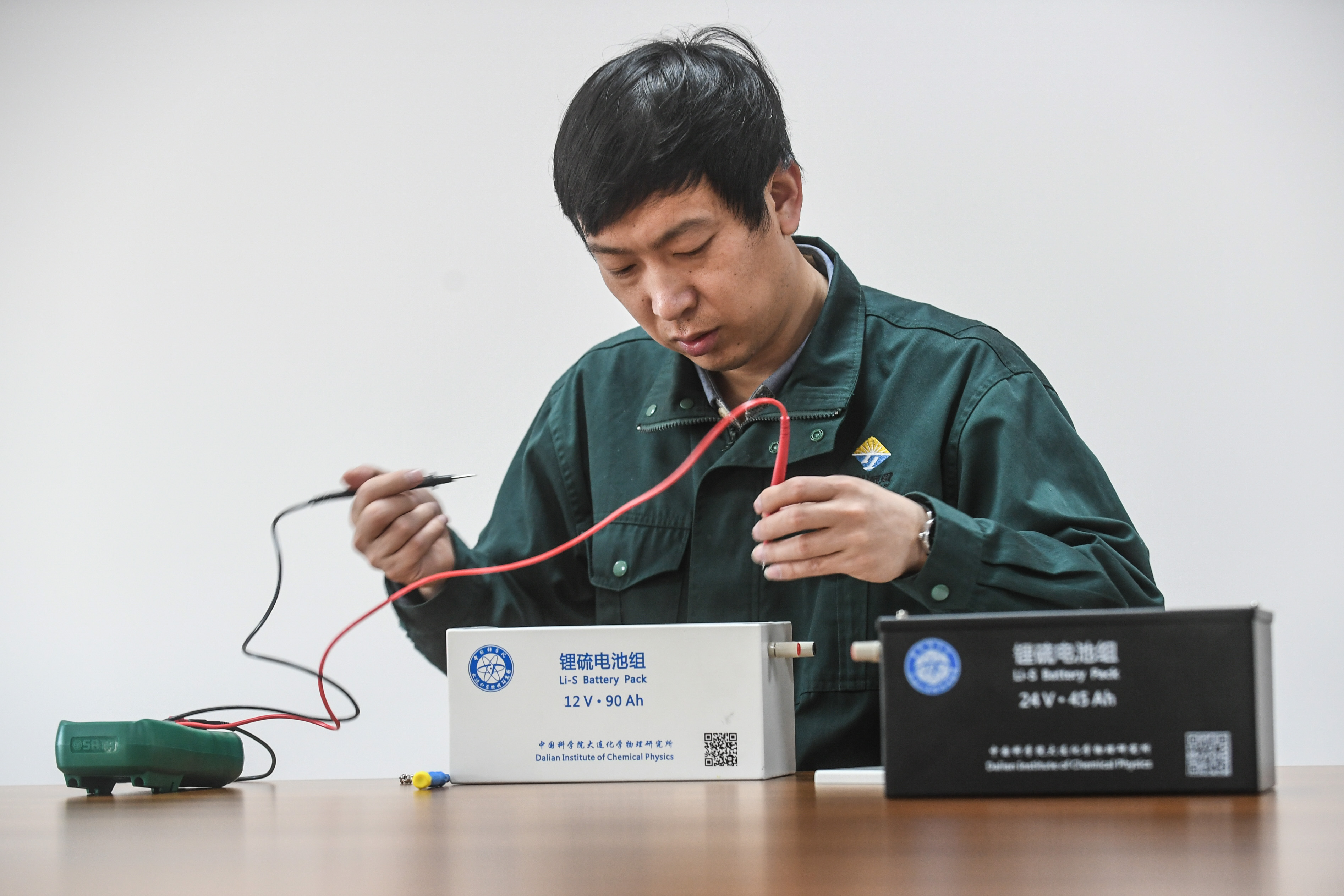 
	中國(guó)儲(chǔ)能網(wǎng)訊：1月26日，工作人員對(duì)一塊12V·90Ah型鋰硫電池組進(jìn)行測(cè)量。


	


	近日，中國(guó)科學(xué)院大連化學(xué)物理研究所研究員陳劍帶領(lǐng)的科研團(tuán)隊(duì)在鋰硫電池技術(shù)研發(fā)中取得新進(jìn)展