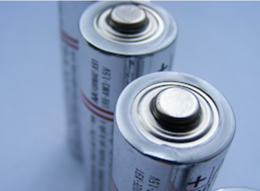 
	中國(guó)儲(chǔ)能網(wǎng)訊：如今，一種生產(chǎn)電池的金屬材料的市場(chǎng)需求正在激增，但這不是大家經(jīng)常談?wù)摰哪切┙饘佟?

	金屬釩在過(guò)去一年的價(jià)格飆升了130％以上，超過(guò)眾所周知的鈷、鋰和鎳等生產(chǎn)電池的主要成分