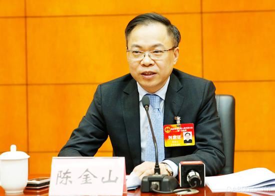 
                    
	1月27日下午，重慶市五屆人大一次會議舉行首場記者會，以“推動高質(zhì)量發(fā)展”為主題，邀請市經(jīng)信委、市科委、兩江新區(qū)管委會相關(guān)負(fù)責(zé)人進(jìn)行了交流。會上，市經(jīng)信委主任陳金山介紹，去年全年重慶戰(zhàn)略性新興制造業(yè)產(chǎn)值增長32.6%，全市規(guī)模企業(yè)研發(fā)投入280億元，工業(yè)企業(yè)的研發(fā)投入強度達(dá)到1.05%