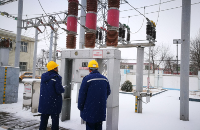                 本網(wǎng)訊（通訊員  李娟/張?。?月26、7日我省迎來今年又一次大范圍降雪天氣，為防止天氣寒冷造成冰凍災(zāi)害，影響轄區(qū)范圍內(nèi)輸變電設(shè)備安全運行，淳化縣供電分公司在轄區(qū)開展重要供電線路巡線排查工作，確保電網(wǎng)安全運行。據(jù)悉，該公司入冬以后便提早編制迎峰度冬保電方案，進一步完善電網(wǎng)風(fēng)險預(yù)警及應(yīng)急處置方案，加強對輸變電設(shè)備存在的安全隱患和缺陷的深入排查，及時預(yù)測公司供電負荷，對電網(wǎng)進行全面體檢，采取綜合性檢查與專項整治相結(jié)合的方式，對電網(wǎng)運行安全隱患以及施工現(xiàn)場安