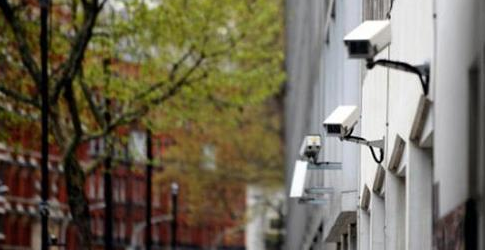 
            	我們通常會(huì)認(rèn)為監(jiān)控?cái)z像頭是數(shù)字化的眼睛，監(jiān)視著我們，或者是為我們進(jìn)行監(jiān)視，具體是哪種情況取決于你的立場(chǎng)。但實(shí)際上，它們更像是舷窗：只有當(dāng)有人通過(guò)它們看時(shí)才有用