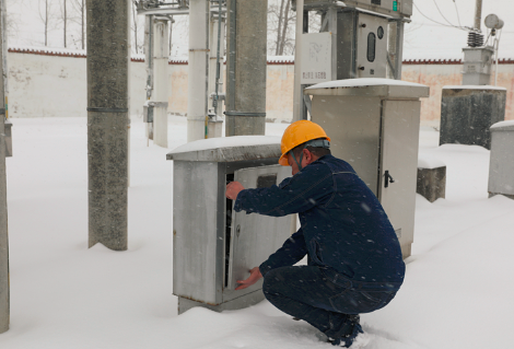                  本網(wǎng)訊（通訊員  李娟）淳化縣山區(qū)面積大、農(nóng)村人口分布廣，外出務(wù)工人員超過幾萬人。隨著春節(jié)臨近，“返鄉(xiāng)務(wù)工潮”即將到來，淳化縣供電分公司精心組織，周密安排，提前行動，積極備戰(zhàn)返鄉(xiāng)用電高峰，公司啟動專項行動，強化職責(zé)分工，提前對全縣多個山區(qū)所管轄的用電設(shè)備和線路全面“體檢”，對臺區(qū)布局、運行狀態(tài)、電壓質(zhì)量等細心核查，扎實開展梳理分析和評估，針對發(fā)現(xiàn)的問題及時治理，完善風(fēng)險防控措施，提高安全供電性能