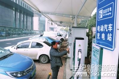 限行政策出臺(tái)后，河南新能源汽車更火了。在省會(huì)鄭州，限行后鄭州新能源汽車平均每天上牌286輛