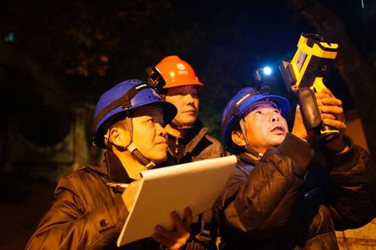 　　持續(xù)強降溫雨雪天氣，拉動江西全省用電負荷節(jié)節(jié)攀升，1月26日11時20分，江西電網(wǎng)統(tǒng)調(diào)用電負荷達到2080.6萬千瓦，創(chuàng)出歷史新高，同時也抵達電網(wǎng)承載極限。為了確保大電網(wǎng)安全運行，1月27日起，在省能源局統(tǒng)一部署下，按照100萬供電缺口，江西正式執(zhí)行有序用電方案