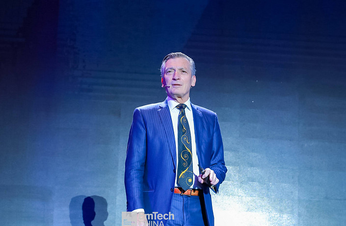 
	中國(guó)儲(chǔ)能網(wǎng)訊：1月28日，麻省理工學(xué)院(MIT)材料科學(xué)與工程系教授Donald Sadoway在某行業(yè)峰會(huì)上談了關(guān)于電池儲(chǔ)能技術(shù)的創(chuàng)新議題，他認(rèn)為要變革現(xiàn)有的行業(yè)，實(shí)現(xiàn)技術(shù)的突破，必然會(huì)耗費(fèi)巨大的成本，所以需要在研究階段就開(kāi)始考慮控制成本的問(wèn)題。


	


	麻省理工學(xué)院(MIT)材料科學(xué)與工程系教授Donald Sadoway


	儲(chǔ)能技術(shù)該如何創(chuàng)新


	Donald Sadoway是世界著名的材料化學(xué)、熔鹽物理化學(xué)、電化學(xué)專家，在貴重金屬提煉、液態(tài)金屬電池等方面有很深造詣