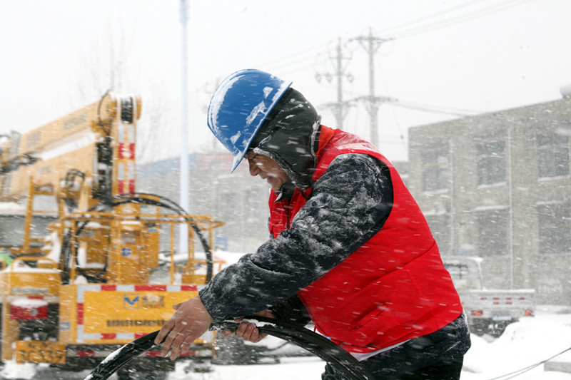 
　　自1月24日下午，安徽省再次迎來大范圍雨雪冰凍天氣。受罕見的導(dǎo)線舞動和輸電線路嚴重覆冰等影響，截至25日15時，安徽共有1647個臺區(qū)、139498戶停電，經(jīng)全力搶修，已恢復(fù)896個臺區(qū)、103320戶供電