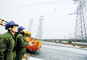 
　　湖北鄂州供電公司員工在220千伏鄂蒲一二回線路橫跨武黃城際鐵路處巡查，確保鐵路安全用電。孟長生 攝

　　1月27日，江西電力檢修公司員工曾靈聰檢修鄂贛聯(lián)絡(luò)線500千伏磁永線時，發(fā)現(xiàn)自己下巴上掛了冰