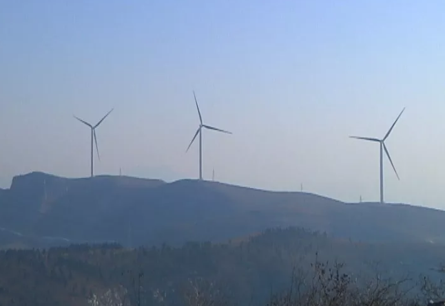 
            	前段時(shí)間，50臺(tái)風(fēng)車發(fā)出來(lái)的電全部并網(wǎng)傳輸?shù)捷x縣市，意味著風(fēng)力發(fā)電已經(jīng)“飛”入我市尋常百姓家了。在輝縣市南村鎮(zhèn)，記者見(jiàn)到了該項(xiàng)目的負(fù)責(zé)人，他告訴記者，為響應(yīng)國(guó)家發(fā)展新能源的號(hào)召，他們于2015年6月份在輝縣市南村鎮(zhèn)開(kāi)始建設(shè)風(fēng)力發(fā)電場(chǎng)，工程歷時(shí)兩年多，在2017年12月份上旬，在克服線路、傳輸?shù)日系K后，50臺(tái)風(fēng)車滿負(fù)荷日均輸出的2萬(wàn)伏電量成功并網(wǎng)